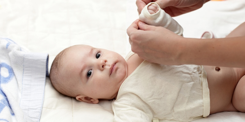 Mặc quần áo thoát mát giúp bé hạ nhiệt nhanh